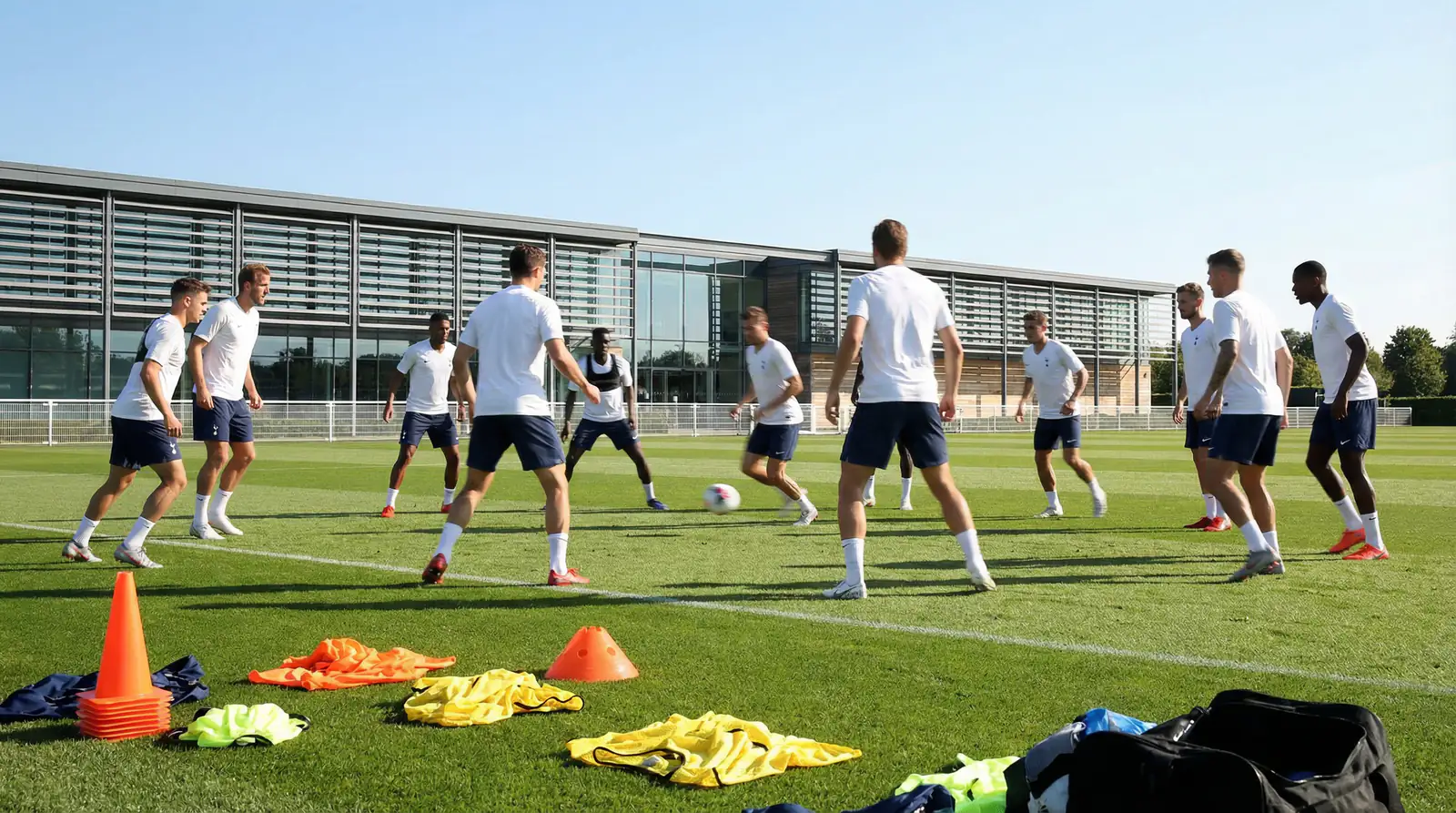 Deutsche Fußballnationalspieler beim Mannschaftstraining auf dem Rasen vor einem WM-Turnier
