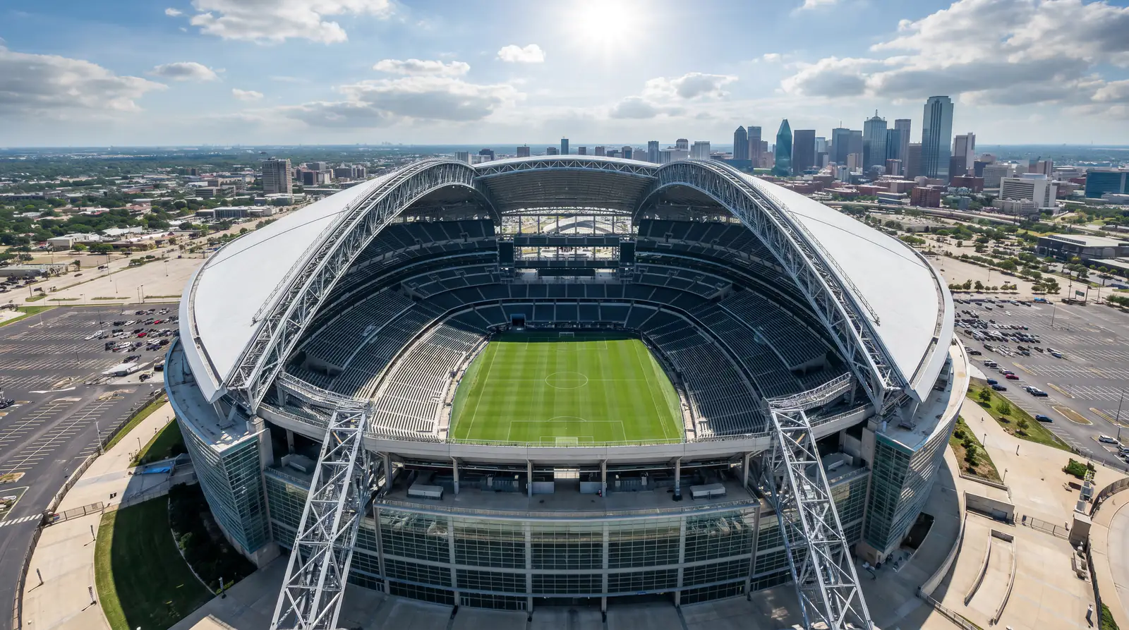 Panoramablick auf ein großes Fußballstadion mit Naturrasen und geöffnetem Dach bei Tageslicht